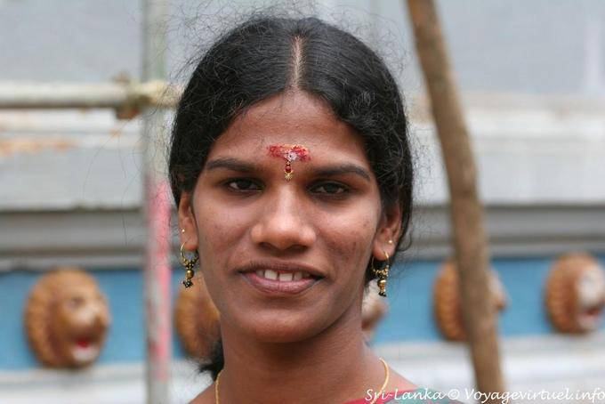 Jeune femme avec un bindi orné d'un bijou, Hindu temple, Matale - Ceylan Sri Lanka