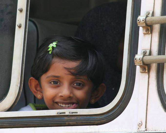 Gamine à la fenêtre du bus, Matale - Ceylan Sri Lanka