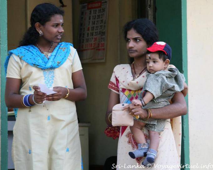 Jeunes femmes en kurta sans doute d'origine Tamil Nadu, Matale - Ceylan Sri Lanka