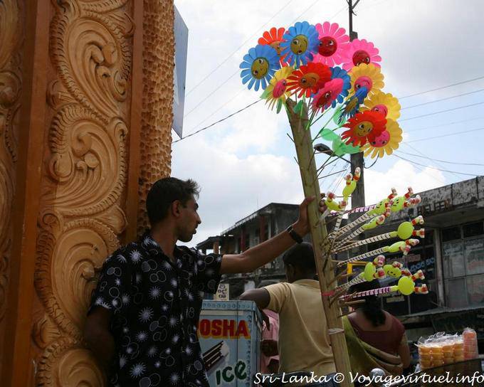 Marchand ambulant de fleurs en plastiques et colifichets devant l'entrée du temple, Matale - Ceylan Sri Lanka
