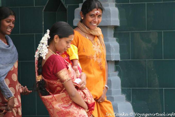Femmes souriantes au sortir de la prière au temple tamoul, Matale - Ceylan Sri Lanka