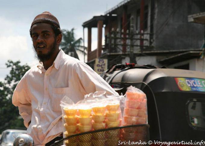Le marchand de glaces et ses cornets devant le temple hindou, Matale - Ceylan Sri Lanka