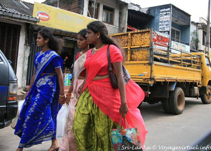 Trois jeunes femmes en sari revenant de courses, rue de Matale - Ceylan Sri Lanka