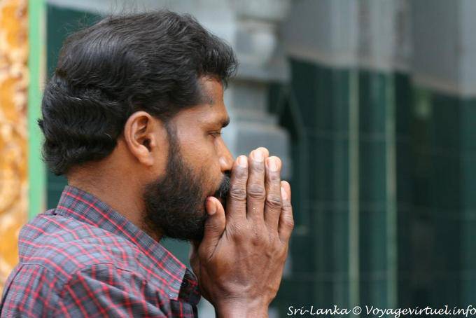 Homme d'origine tamoul, mains jointes, Muthumariamman Temple, Matale - Ceylan Sri Lanka