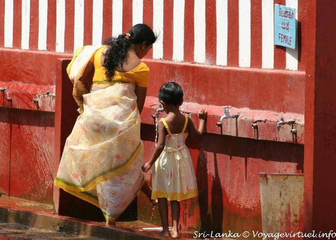 Lavage des pieds pour les indiennes Tamouls, Temple Hindou Matale - Ceylan Sri Lanka
