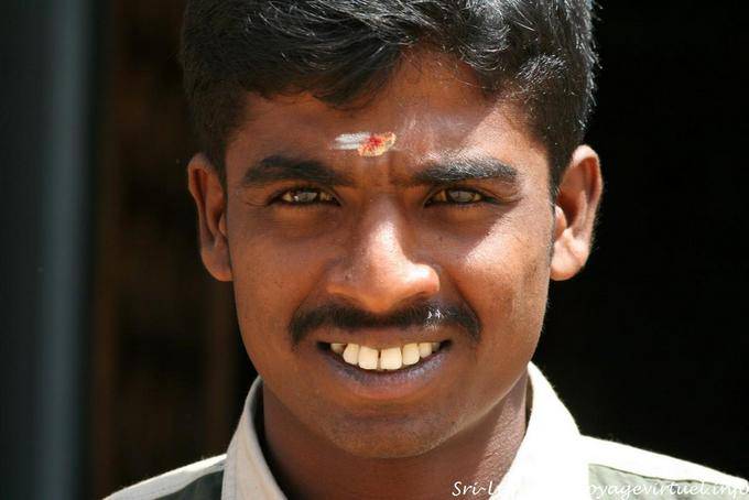 Portrait d'un croyant au sortir du temple Hindou, Matale - Ceylan Sri Lanka