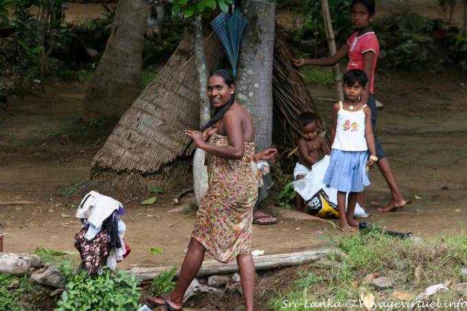 Femme au sortir du bain, Medirigiriya road - Ceylan Sri Lanka