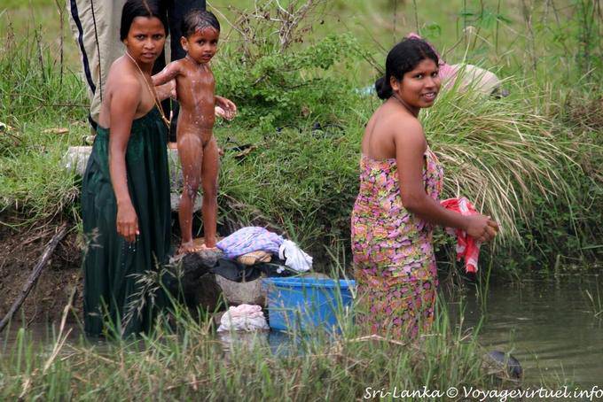 Heure de la toilette collective, Medirigiriya road - Ceylan Sri Lanka