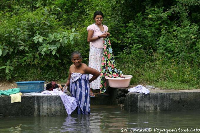 Lessive dans la rivière près de Hingurakgoda, Medirigiriya road - Ceylan Sri Lanka