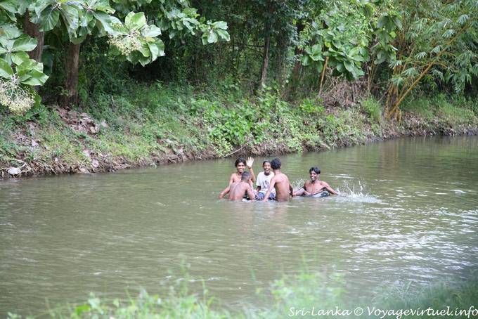 Jeux d'eau dans la rivère pour les gamins, Hingurakgoda, Medirigiriya road - Ceylan Sri Lanka
