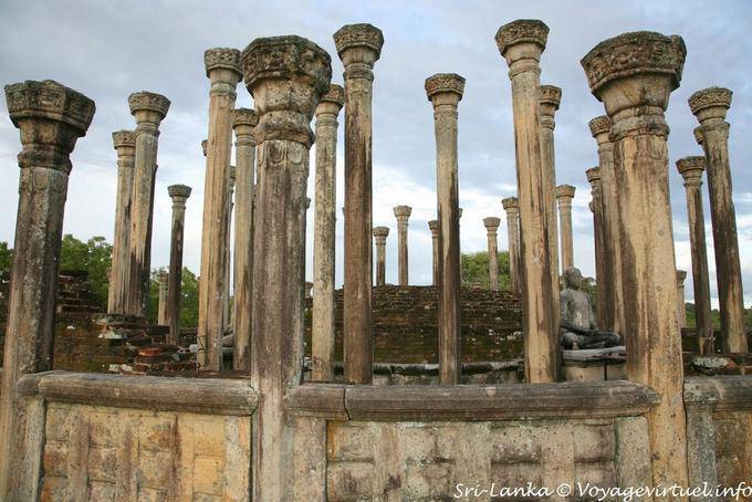 Forêt de colonnes du Vadatage, Medirigiriya Temple - Ceylan Sri Lanka