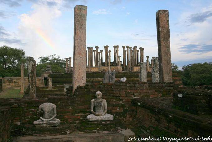 Ruines de briques et bouddhas méditants au pied de Medirigiriya - Ceylan Sri Lanka