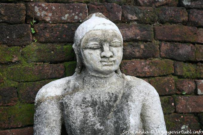 Buste de bouddha de granit devant un mur de briques empilées, Medirigiriya - Ceylan Sri Lanka