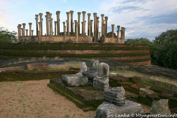 Vue générale sur le site de Medirigiriya et son stupa entouré par trois cercles concentriques de 68 élégantes colonnes de pierre - Ceylan Sri Lanka