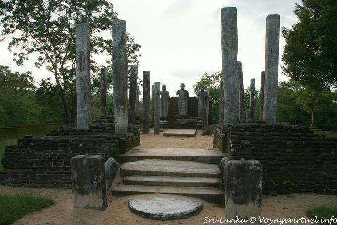 Le petit temple et ses trois images de bouddhas debouts, Medirigiriya - Ceylan Sri Lanka