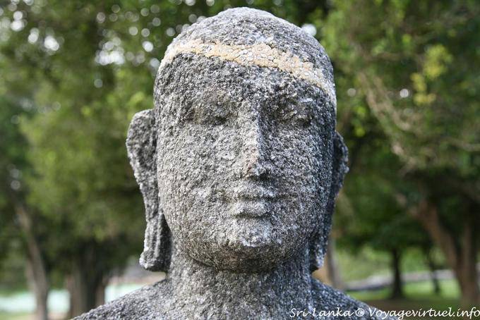Visage serein et marqué par le temps du bouddha assis, Medirigiriya - Ceylan Sri Lanka