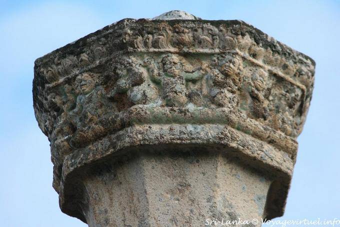 Décoration de nains au sommet de la colonne octogonale, Medirigiriya Temple - Ceylan Sri Lanka