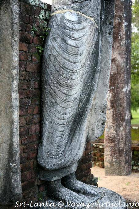 Partie basse et pieds du bouddha debout, Medirigiriya Temple - Ceylan Sri Lanka