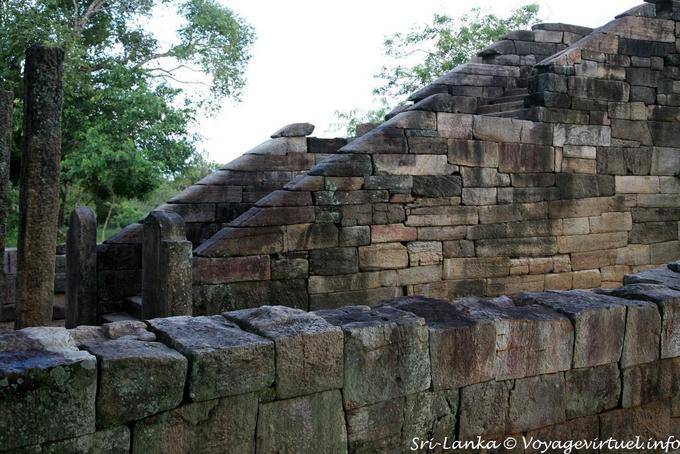 Le bas de l'escalier et ses murs monumentaux, Medirigiriya - Ceylan Sri Lanka