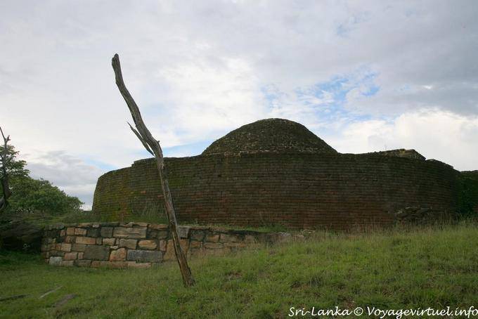 Le Thuparama stupa, plus ancienne construction du site, Medirigiriya - Ceylan Sri Lanka