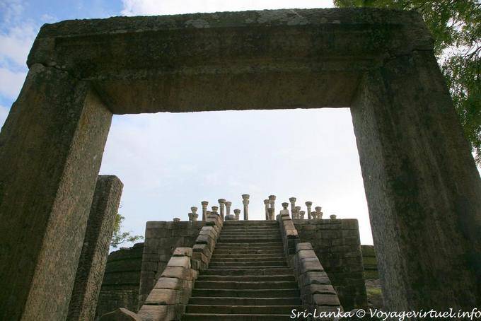 L'escalier monumental menant au sanctuaire et son arche, Medirigiriya - Ceylan Sri Lanka