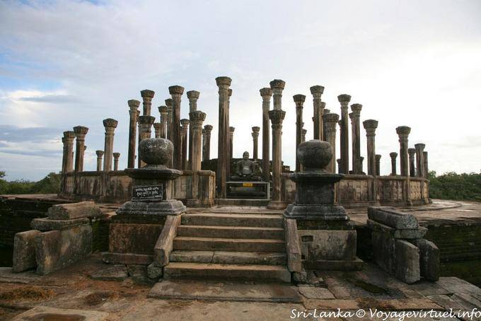 La maison circulaire de l'image ou Vatadage, réalisation ambitieuse de l'architecture sri-lankaise, Medirigiriya - Ceylan Sri Lanka