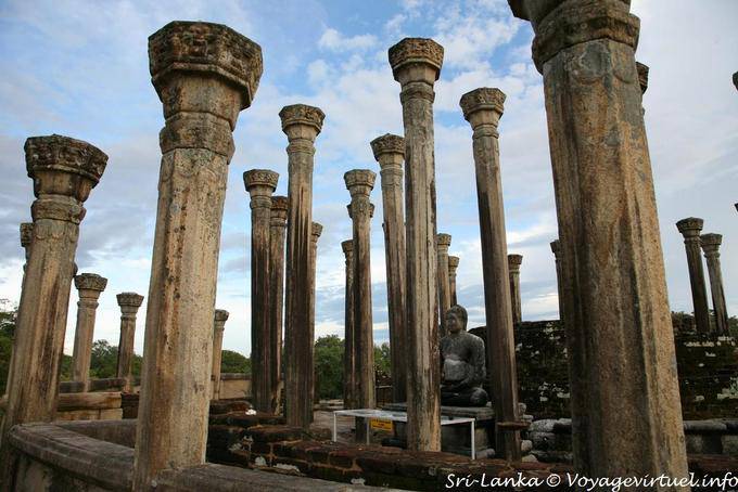 Les colonnes octogonales dans le Medirigiriya Watadageya - Ceylan Sri Lanka