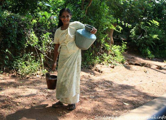 Sourire de la chercheuse d'eau, Nalanda - Ceylan Sri Lanka