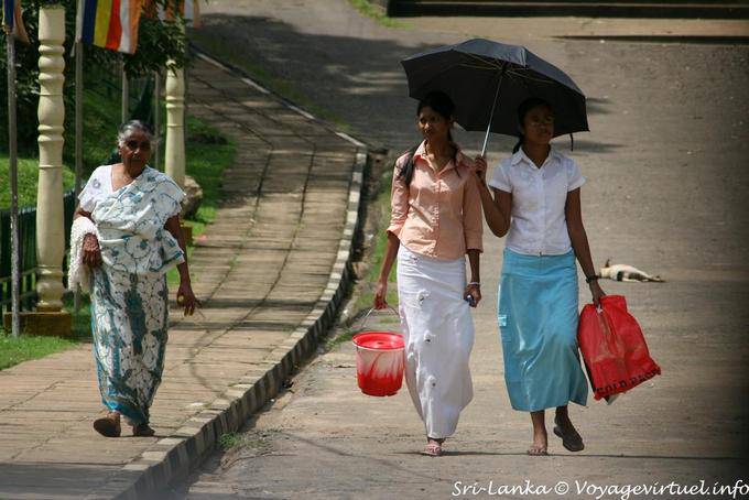 Passantes dans une rue de Nalanda - Ceylan Sri Lanka