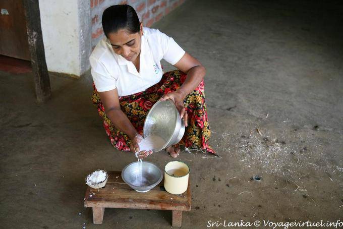 Séparation du lait et morceaux de noix de coco rapée, Nalanda - Ceylan Sri Lanka