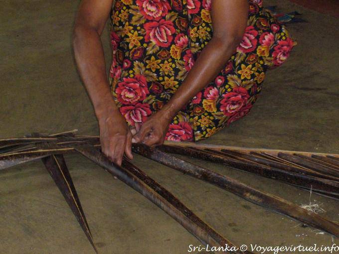 Usage du cocotier : avec les palmes, on confectionne des tapis, des paniers, des chapeaux, des balais, des éventails et des toitures, Nalanda - Ceylan Sri Lanka