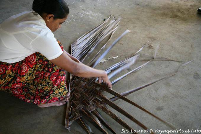Démonstration de tressage de palme de cocotier, Nalanda - Ceylan Sri Lanka