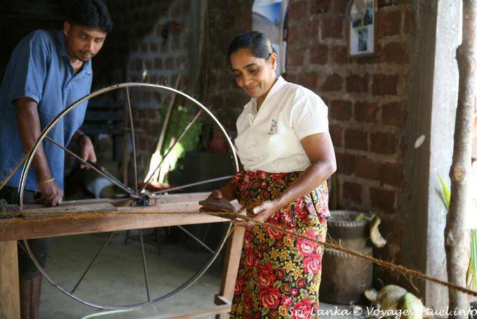 Fabrication de corde avec les fibres du cocotier, Nalanda - Ceylan Sri Lanka
