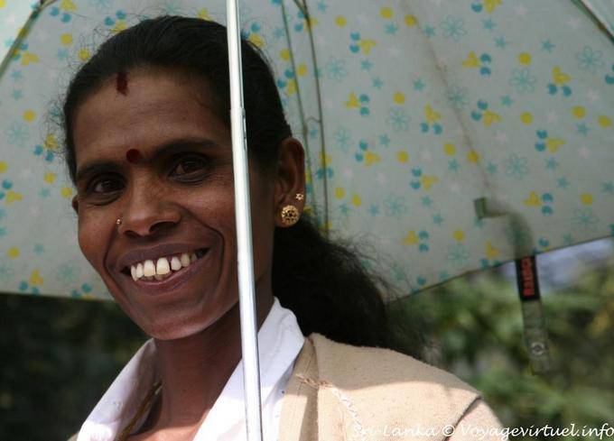 Sourire sri-lankais éclatant sous l'ombrelle, Nuwara Eliya - Ceylan Sri Lanka