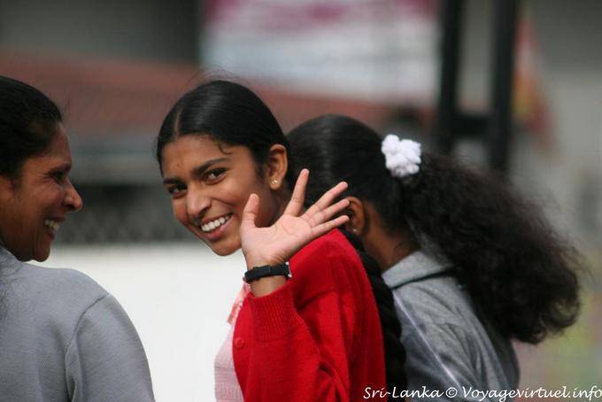 Signe amical d'une jeune fille dans la rue, Nuwara Eliya - Ceylan Sri Lanka