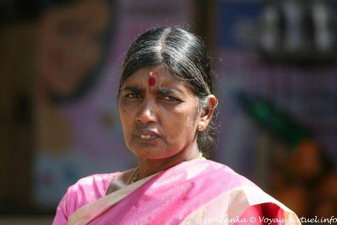 Tilak surmonté d'une feuille d'or sur le front à l'emplacement du âjnâ-chakra, Tea road, Nuwara Eliya - Ceylan Sri Lanka