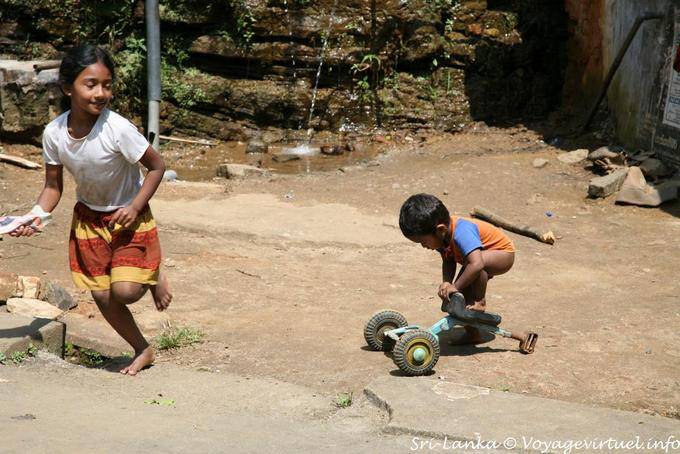 Jeux d'enfants srilankais, PBC Highway, environs de Nuwara Eliya - Ceylan Sri Lanka