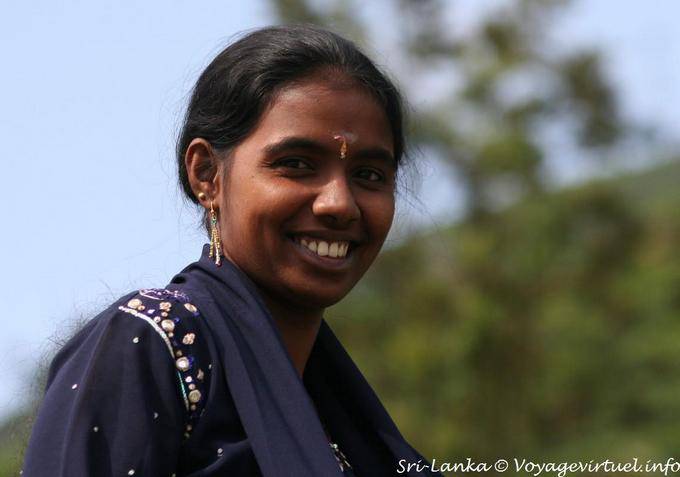 Sourire de Sri-lankaise de passage, Tea road, Nuwara Eliya - Ceylan Sri Lanka