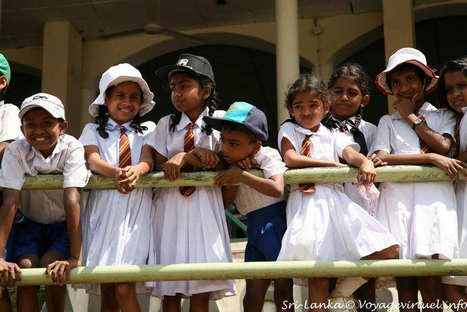 Enfants sri-lankais au spectacle, Pinnawela - Ceylan Sri Lanka