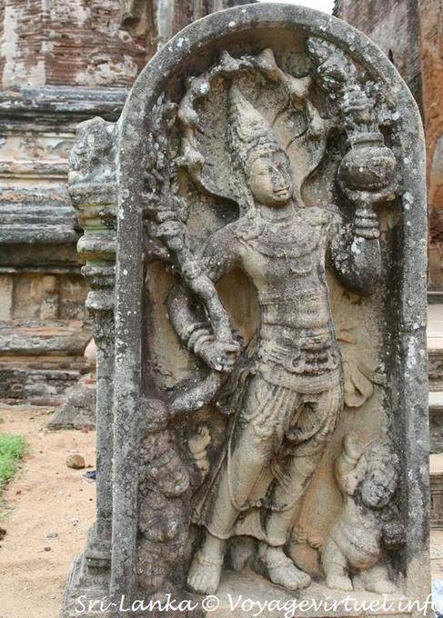 Sculpture en niche au pied du Lankatileke, Alahana Parivena, Polonnaruwa - Ceylan Sri Lanka