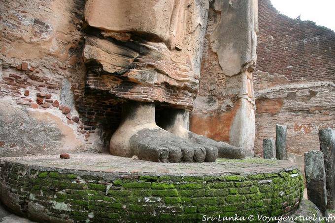 Pieds du bouddha du 12e siècle, sanctuaire de Lankatilaka, Alahana Parivena, Polonnaruwa - Ceylan Sri Lanka