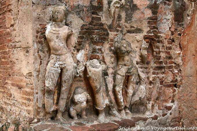 Restes de sculptures murales au Lankatileke, Alahana Pirivan, Polonnaruwa - Ceylan Sri Lanka