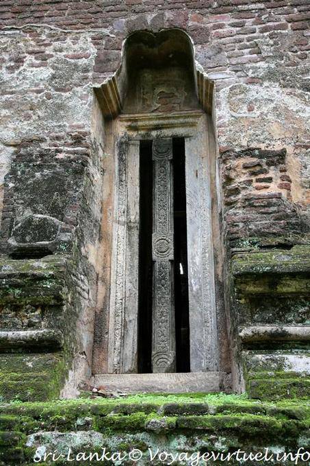 Fenêtre particulière au Thuparama, Alahana Parivena, Polonnaruwa - Ceylan Sri Lanka