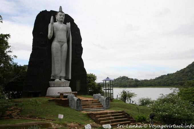 Buddha Polonnaruwa lake - Ceylan Sri Lanka