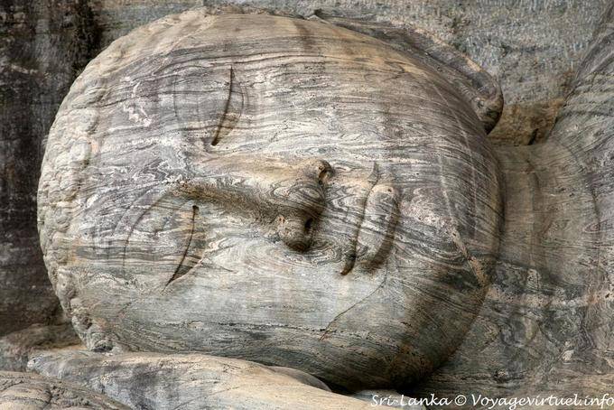 Tête de granit sur la main droite du bouddha couché, Gal Vihara, Polonnaruwa - Ceylan Sri Lanka