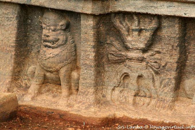 Lion sur la base du siège lotus du bouddha Vidyhadhara Guha, Gal Vihara, Polonnaruwa - Ceylan Sri Lanka