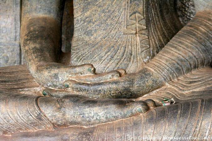 Les mains sur les pieds du Vidyhadhara Guha, Gal Vihara, Polonnaruwa - Ceylan Sri Lanka