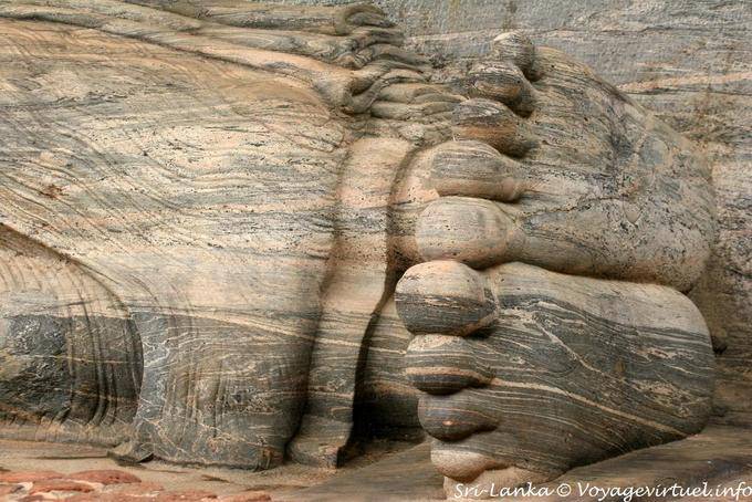 Le pied gauche est légèrement en retrait pour indiquer que le Bouddha a atteint parinirvana, et n'est pas simplement couché, Gal Vihara, Polonnaruwa - Ceylan Sri Lanka