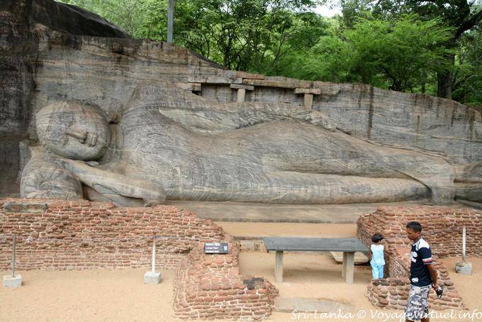 Vue d'ensemble du bouddha couché sculpté dans le roc, symbole de l'art Singhalais, Gal Vihara, Polonnaruwa - Ceylan Sri Lanka