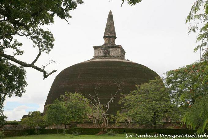 Le Stupa Rankot Vihara construit par Nissanka Malla vers 1190, Polonnaruwa - Ceylan Sri Lanka